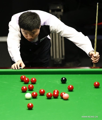 Ding Junhui of China competes during the quarterfinals of 2013 Welsh Snooker Open against Robert Milkins of England at Newport Cetre in Newport, south Wales, Britain on Feb. 15, 2013. Ding won 5-1.(Xinhua/Wang Lili) 