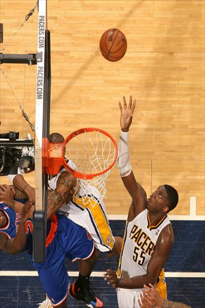 Roy Hibbert of the Indiana Pacers reaches for a rebound against the New York Knicks on Saturday. Photo: CFP