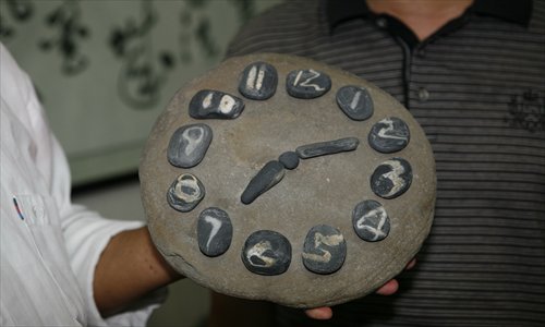 This stone clock shows the time 7:10 at an exhibition of rare stones held in Xiangyang, Hubei Province on August 30. The number patterns on these small stones were in fact naturally formed, and not added by humans. Photo: CFP