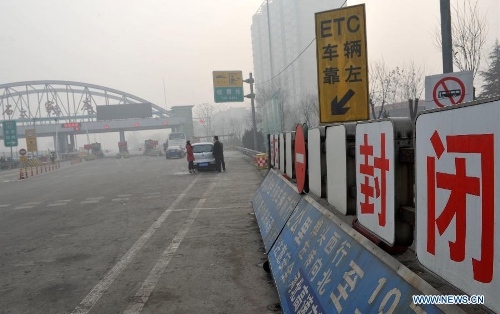  The Shijiazhuang segment of the highway from Beijing to Hong Kong and Macao is closed due to heavy fog in Shijiazhuang, capital of north China's Hebei Province, Feb. 27, 2013. The province was hit by heavy fog on Feb. 27 morning, making several cities in the province suffer from heavy air pollution. (Xinhua/Zhu Xudong)