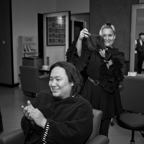 Xu Hao prepares for his hair cut. Photo: Li Zheng