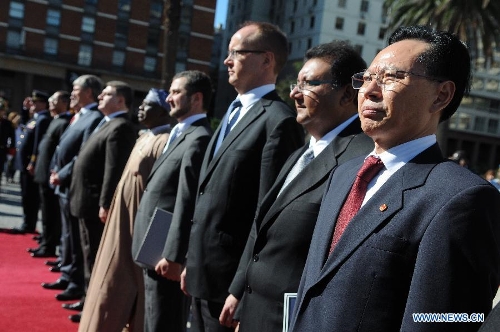 Chinese Ambassador to Uruguay Yan Banghua (1st R) participates in a ceremony of laying wreaths after delivering credentials to Uruguayan President Jose Mujica at the Independece Square in Montevideo, capital of Uruguay, on March 21, 2013. (Xinhua/Nicolas Celaya)