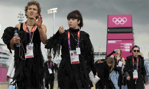 Performers are going to the Olympic Park for rehearsal in London. Photo: Xinhua 