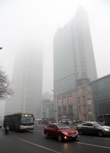 Vehicles run on a fog-shrouded road in Tianjin, north China, Jan. 22, 2013. (Xinhua/Zhou Qinlong) 