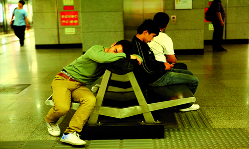 Main: a moment in the shade. It is no surprise that this man is exhausted after cycling people around in the heat. 
Left: this animal is not monkeying around, but instead totally knackered.
Above: with many places still without air conditioning, Beijing's subways are some of the best places to cool down. 
Photos: Guo Yinggguang/GT and CFP  3