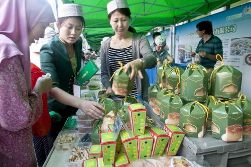 Visitors select food stuff during the 5th Muslim Diet Festival in Beijing, capital of China, August 19, 2012. About 30 local restaurants displayed dishes and cooking methods in the festival. Photo: Xinhua