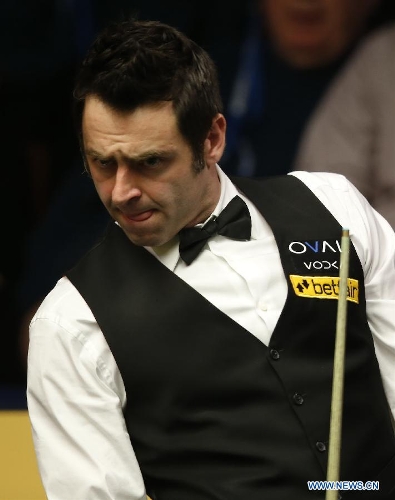 Ronnie O'Sullivan of England reacts during the quarterfinal of the World Snooker Championships against his compatriot Stuart Bingham in Sheffield, Britain, April 30, 2013. O'Sullivan leads Bingham 7-1 after the match Tuesday. (Xinhua/Wang Lili) 