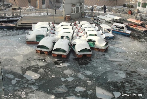  Boats float on icy water at Quancheng Park in Jinan, capital of east China's Shandong Province, Jan. 6, 2013. Influenced by cold front, the temperature of Shandong this winter is colder than the past years. The average temperature of recent 10 days has even hit a 30-year low. (Xinhua/Xu Suhui) 