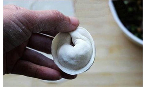 Jiaozi is designed to a shoe-shaped gold or silver ingot(Source: www.nen.com.cn)