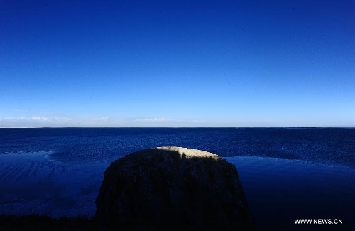 Photo taken on Dec. 13, 2012 shows the scene of Qinghai Lake in Xining, capital of northwest China's Qinghai Province. With investment and protection from State Government and Qinghai government, the level of Qinghai lake continues to rise and the area of the lake has been increasing year after year. Qinghai Lake covered an area of 4,317 square kilometers in 2008, which increased 4,354 square kilometers in 2012. The growth equals 6 times the area of West Lake, a famous lake in east China's Zhejiang Province. (Xinhua/Zhang Hongxiang) 