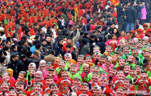  Art troupes and people gather to participate in a New Year parade in Zhengzhou, capital of central China's Henan Province, Feb. 14, 2010. Parades participated by local art troupes can be seen in several places in Henan during the Spring Festival or Chinese Lunar New Year period. (Xinhua/Wang Song) 