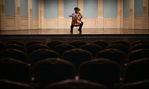 The renowned cellist Wang Jian plays his 500-year-old cello. Photos: Courtesy of Shanghai Concert Hall