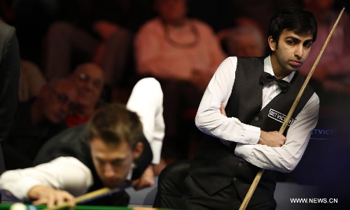 Pankaj Advani (R) of India watches as Judd Trump of England plays during the Quarterfinals of 2013 Welsh Snooker Open at Newport Cetre in Newport, south Wales, Britain on Feb. 15, 2013. Pankaj Advani lost 2-5.(Xinhua/Wang Lili) 