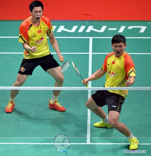  Liu Xiaolong (L) and Qiu Zihan of China celebrate during the men's doubles match against South Korea's Ko Sung Hyun/Lee Yong Dae at the finals of the Sudirman Cup World Team Badminton Championships in Kuala Lumpur, Malaysia, on May 26, 2013. Team China won the champion with 3-0. (Xinhua/Chen Xiaowei) 