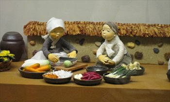 Clay dolls that shows Korean women preserving vegetable is on display at National Folk Museum of Korea in Seoul. 