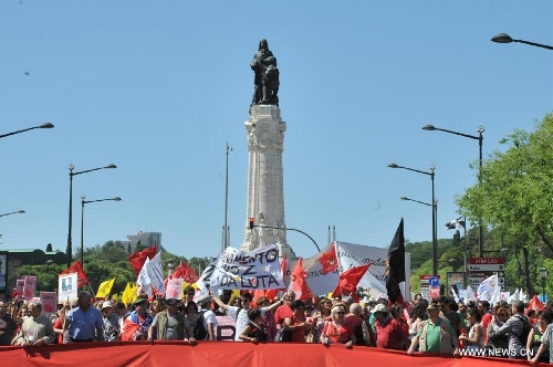 Portuguese parade in downtown Lisbon, Portugal, on April 25, 2013, celebrating the 39th anniversary of the victory of the Carnation Revolution on April 25, 1974. (Xinhua/Zhang Liyun) 