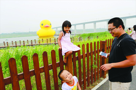 Families are thrilled to see the famous Rubber Duck for themselves.Photo: Li Hao/GT