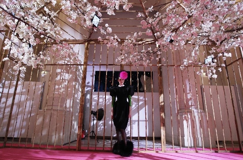 A model presents a creation by French fashion designer Christian Lacroix for Italian fashion house Elsa Schiaparelli in Paris, France, July 1, 2013. (Xinhua/Gao Jing) 