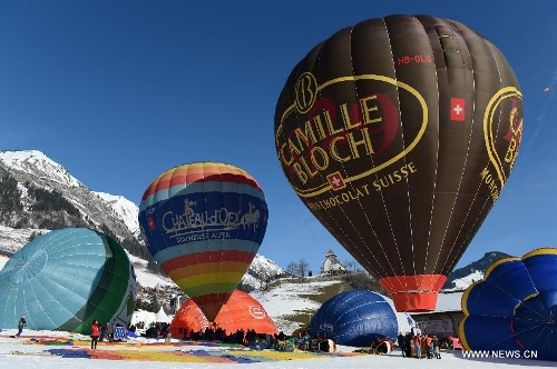  Balloons wait to take off at the 35th International Ballon Festival in Chateau-d'Oex, Switzerland, Jan. 26, 2013. The 9-day ballon festival kicked off here on Saturday with the participation of over 80 balloons from 15 countries and regions. (Xinhua/Wang Siwei)