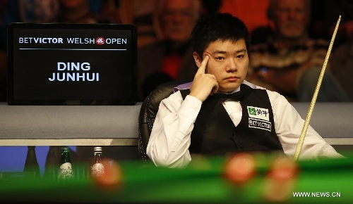 Ding Junhui of China ponders during the quarterfinals of 2013 Welsh Snooker Open against Robert Milkins of England at Newport Cetre in Newport, south Wales, Britain on Feb. 15, 2013. Ding won 5-1.(Xinhua/Wang Lili) 