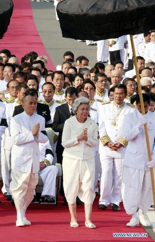 Cambodian Queen Mother Norodom Monineath (C, front) and her son King Norodom Sihamoni (L, front) along with Prime Minister Hun Sen (2nd R, second line) attend the funeral procession of the late King Father Norodom Sihanouk in Phnom Penh, Cambodia, Feb. 1, 2013. The body of late King Father Norodom Sihanouk was carried from the Palace in a procession to a custom-built crematorium at the Veal Preah Meru Square next to the Palace on Friday. The body will be kept for another three days and then will be cremated on Feb. 4. (Xinhua/Sovannara)