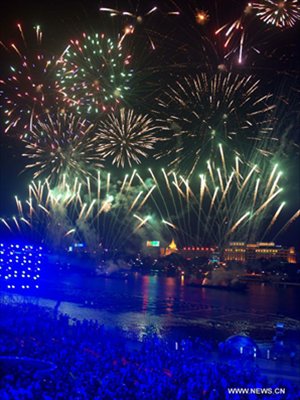 Fireworks are seen over the Liujiang River to celebrate the Chinese National Day holiday in Liuzhou, south China's Guangxi Zhuang Autonomous Region, October. 3, 2012. 