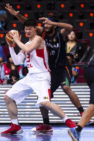 China's Wang Zhelin (left) shields the ball from Amitpal Singh of India on Tuesday. Photo: CFP