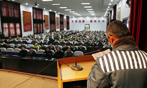 An inmate gives a report to cadres from a local electricity company warning them to avoid the temptation of corruption in Anyang, Henan Province, on Monday. Photo: CFP