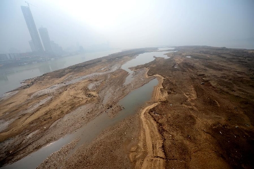  Sandbars of the Ganjiang River are seen after its water level dropped, in Nanchang, capital of east China's Jiangxi Province, Jan. 13, 2013. As the winter comes, major river basins in Jiangxi Province face the dry season. (Xinhua/Zhou Ke) 