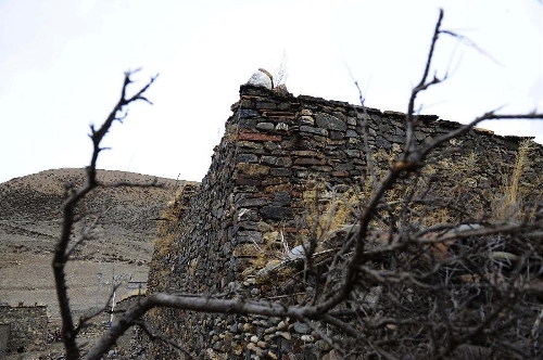 Photo taken on March 22, 2013 shows a stone house which is aged over 600 years in Yangda Village of Riwar Township in Suoxian County in the Nagqu Prefecture, southwest China's Tibet Autonomous Region. Three stone houses, each with the age exceeding more than 600 years, are preserved well in the village. (Xinhua/Liu Kun)  