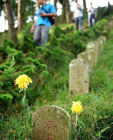 Visitors come to a cemetery to mourn for the soldiers sacrificed during the battle against Japan's invasion in Tengchong, Southwest China's Yunnan Province, August 15, 2012. Many visitors came to the cemetery for martyrs and museums to mark the 67th anniversary of Japan's World War II surrender. Tengchong was a frontline where Chinese people fought against Japan's invasion during the World War II. Photo: Xinhua
