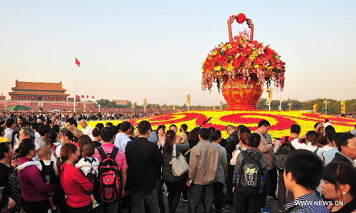 Tourists gather to visit the Tian'anmen Square on National Day in Beijing, capital of China, October 1, 2012. Beijing's 24 major scenic spots have seen 804,000 travels on Monday, a surge of 80 percent as compared to 447,000 travels on Sept. 30. Chinese cities are expected to receive a tourism peak during the 