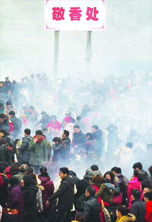 About 360,000 people cram the Guiyuan Temple to  burn incense on Friday in Wuhan, Hubei Province. Photo:CFP