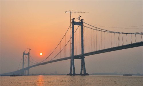 Photo taken on April 7, 2012 shows the Taizhou Yangtze River Bridge in Taizhou, east China's Jiangsu Province. The 62-kilometer-long bridge, which spans the Yangtze River and links Taizhou, Yangzhou, Zhenjiang and Changzhou in Jiangsu Province, opened traffic on Sunday. Photo: Xinhua