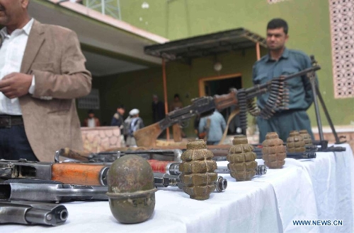 Afghan policemen display Taliban weapons seizing in an operation in Jawzjan Province, Afghanistan, on April 1, 2013. (Xinhua/Arui)