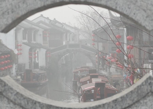  Photo taken on Jan. 21, 2013 shows the fog-shrouded Shantang Street, a famous water alley, in Suzhou, east China's Jiangsu Province. (Xinhua/Wang Jiankang) 