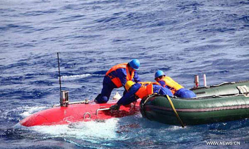 Technicians unleash China's manned deep-sea submersible, Jiaolong, June 15, 2012. Photo: Xinhua