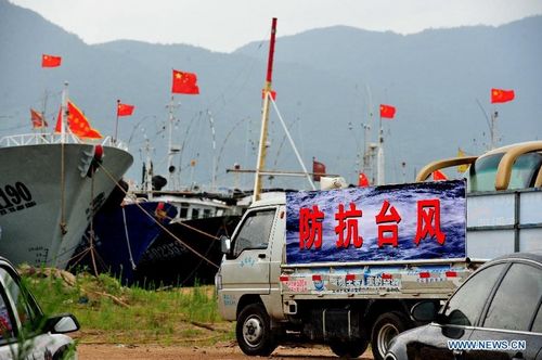 A vehicle for warning against Typhoon Saola broadcasts at the Shacheng harbor in Fuding, East China's Fujian Province, August 2, 2012. Typhoon Saola is expected to land on the coast of Zhejiang and Fujian provinces Thursday night or Friday morning. The Fujian flood control headquarters launched a level two emergency response on Wednesday to cope with the typhoon. Photo: Xinhua