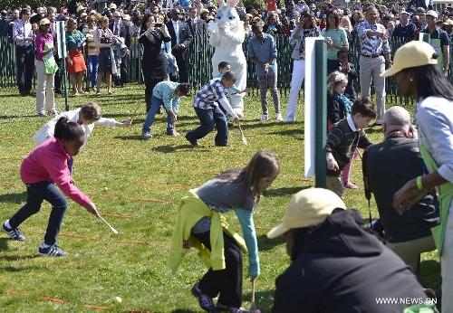 U.S. President Barack Obama and the First Family participate in the annual White House Easter Egg Roll on the South Lawn of the White House in Washington D.C., capital of the United States, April 1, 2013. U.S. President Barack Obama hosted the annual celebration of Easter on Monday, featuring Easter egg roll, live music, sports, cooking and storytelling. (Xinhua/Zhang Jun) 