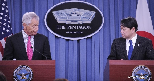 U.S. Defense Secretary Chuck Hagel (L) attends a press conference with his Japanese counterpart Itsunori Onodera following their meeting at the Pentagon in Washington D.C., capital of the United States, April 29, 2013. (Xinhua/Wang Yiou) 