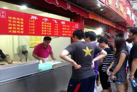 Many small eateries are dotted near the Pengpu Xincun Station. Photos: Yang Zhenqi/GT