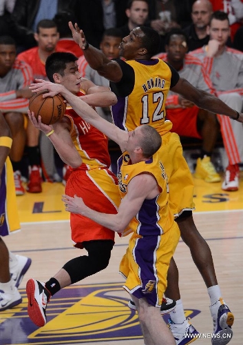 Jeremy Lin (L) of Houston Rockets goes to the basket during the NBA game against Los Angeles Lakers in Los Angeles, on April 17, 2013.The Lakers won 99-95. (Xinhua/Yang Lei) 