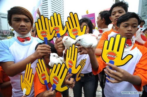 Children participate in a national action against child domestic workers to mark the World Day Against Child Labour in Jakarta, Indonesia, June 12, 2013. According to the International Labour Organization (ILO), an estimated 10.5 million children worldwide, most of them under age, are working as domestic workers in people's home, in hazardous and sometimes slavery-like conditions. (Xinhua/Veri Sanovri)Related:ILO calls for end to child labor in domestic workGENEVA, June 11 (Xinhua) -- The International Labor Organization (ILO) called for an end to child labor in domestic work and adequate protection of young workers against abusive working conditions in its latest report released Tuesday.The annual report for the occasion of the World Day Against Child labor on June 12 brought the public's attention to children working in 