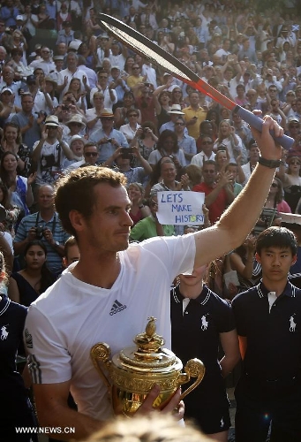 Andy Murray of Britain waves his racket to the crowd as he leaves the center court after the awarding ceremony for the men's singles final with Novak Djokovic of Serbia on day 13 of the Wimbledon Lawn Tennis Championships at the All England Lawn Tennis and Croquet Club in London, Britain, July 7, 2013. Andy Murray on Sunday won his first Wimbledon title and ended Britain's 77-year wait for a men's champion with a 6-4 7-5 6-4 victory over world number one Novak Djokovic. (Xinhua/Wang Lili) 