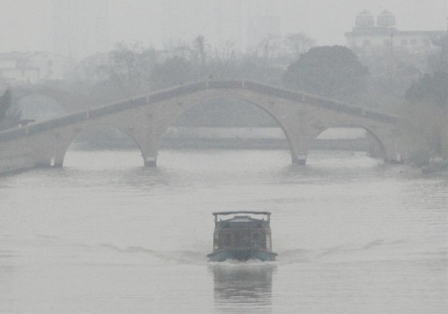 A boat runs on a fog-shrouded river in Suzhou City, east China's Jiangsu Province, Jan. 22, 2013. (Xinhua/Wang Jiankang) 