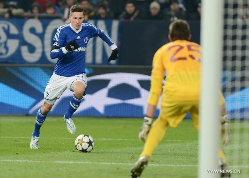 Julian Draxler(L) of FC Schalke 04 drives the ball during the UEFA Champions League eighth-final match against Galatasaray at Veltins Arena in Gelsenkirchen, west Germany, March 12, 2013. Galatasaray won 3-2 and entered the quarterfinal. (Xinhua/Ma Ning) 