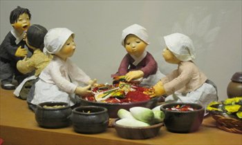 Clay dolls that shows Korean women preserving vegetable is on display at National Folk Museum of Korea in Seoul.