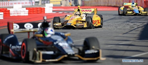 U.S. driver Ryan Hunter-Reay (C) attends the first free practice of the Sao Paulo Indy 300 race, the fourth stage of the 2013 IndyCar Series, at the Anhembi Circuit in northern Sao Paulo, Brazil, on May 4, 2013. (Xinhua/Rahel Patrasso) 