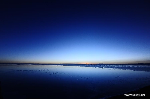  Photo taken on Dec. 12, 2012 shows a view of the Qinghai Lake at sunrise in northwest China's Qinghai Province. The acreage of the Qinghai Lake has kept expansion for four years in a row, making its current area reach 4,377.75 square kilometers, the largest since 2005, according to the Qinghai Institute of Meteorological Science. The Qinghai Lake is China's largest inland saltwater lake. (Xinhua/Zhang Hongxiang)  