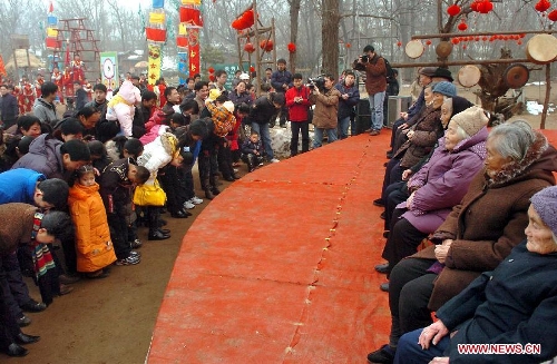  Younger generation bow to their elders to extend their Spring Festival greetings at a temple fair in Zhengzhou, capital of central China's Henan Province, Jan. 28, 2006. It is a custom for younger generation to pay New Year call to elders during the Spring Festival. The elderly, in return, would give the young Yasui money meaning 